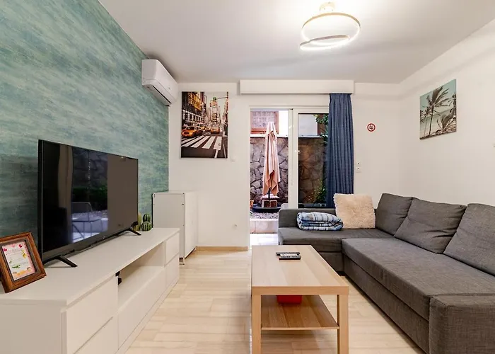 Quiet Simple Brand New Luxury Apartment By The Sea